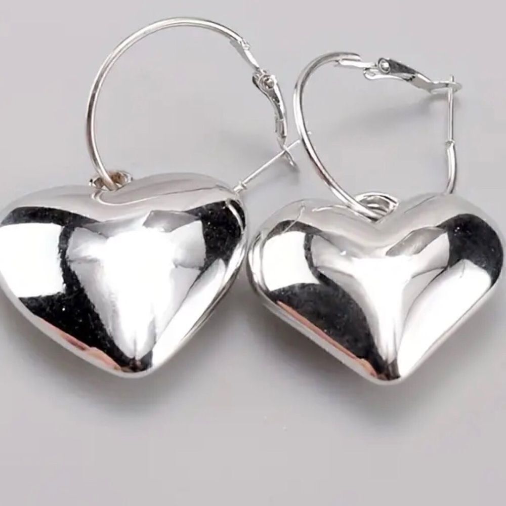 🩶 NEW silver puffy heart dangle hoop earrings 🩶